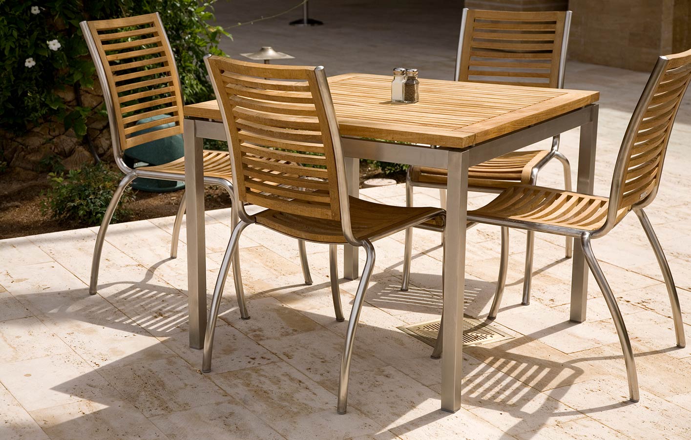 Moderne Designs: Materialkombinationen wie Aluminium und Holz für Ihre Gartenmöbel robuste Sitzgruppe aus Holz-Metall