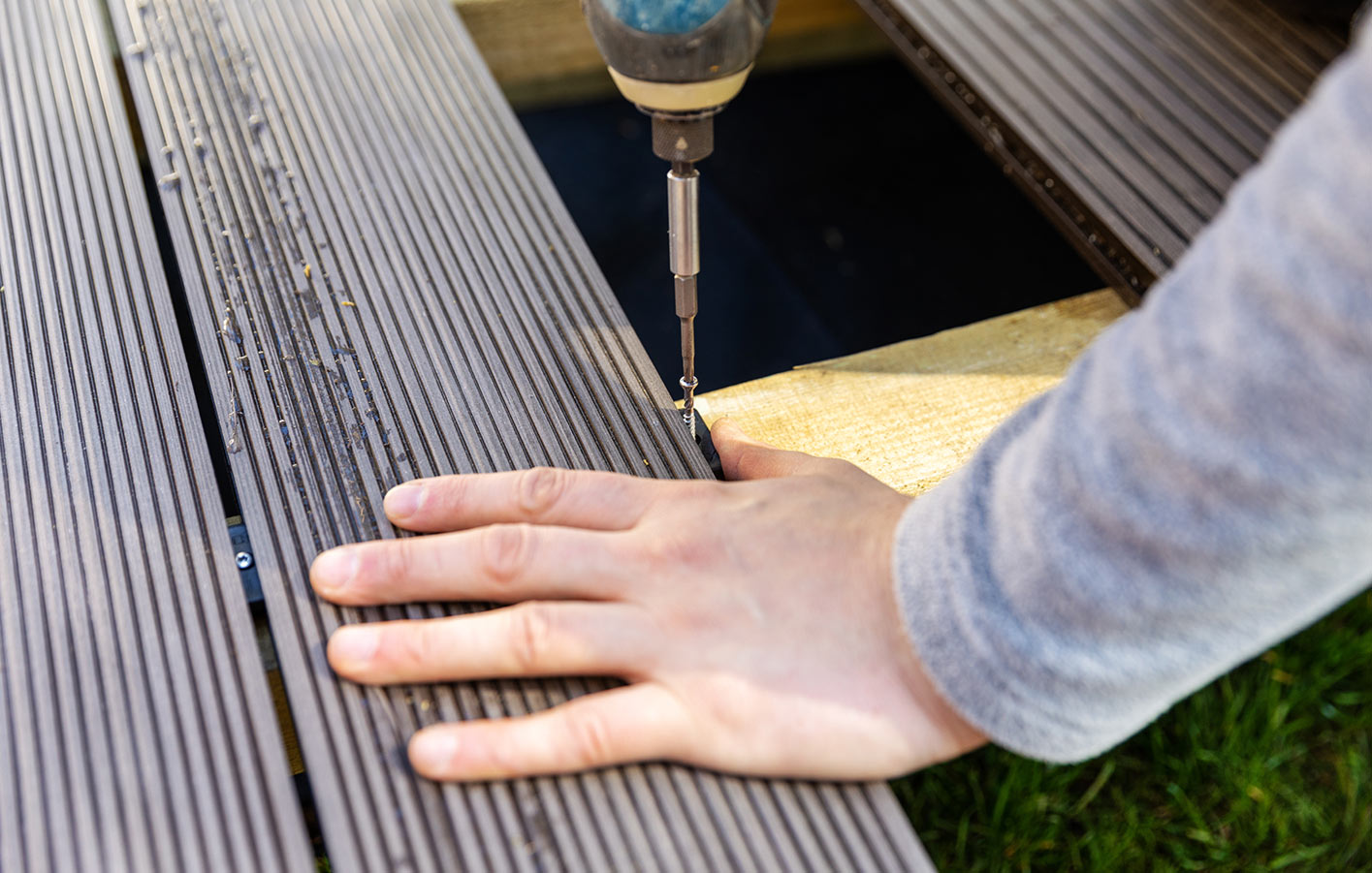WPC Terrassendielen verlegen - besser als Holzterrassen verlegen? Nahausfnahme von WPC-Terrassendielen