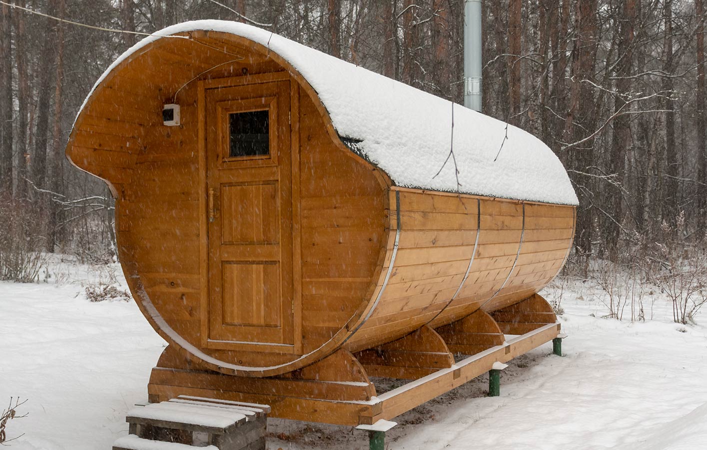 Saunafass, klassische Sauna mit Saunaofen für Außen Saunafass, klassische Sauna mit Saunaofen im Winter